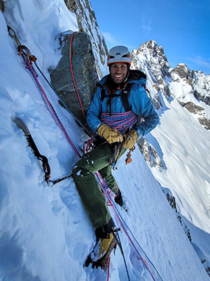 Remontée d'un couloir de neige en alpinisme